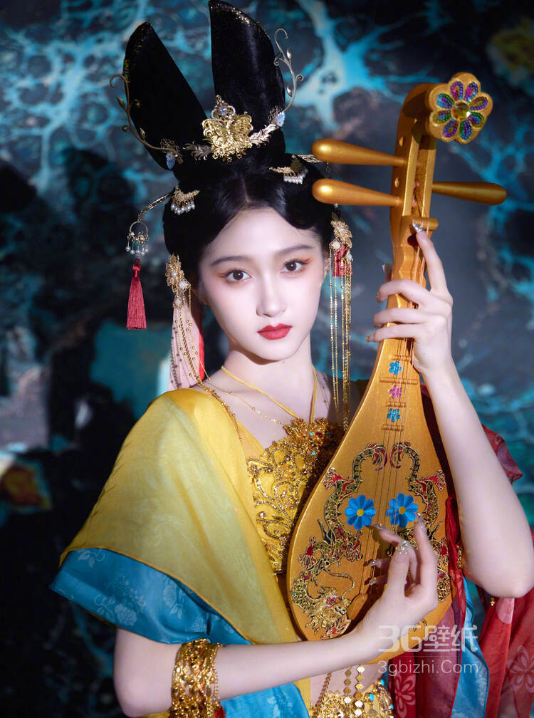同桌把手指在里面转动的写作业呢：同桌偷偷转动手指扰乱我写作业的思绪